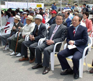 어르신들은 가운데 상석, 문협 이사장, 문학촌장은 말석. 